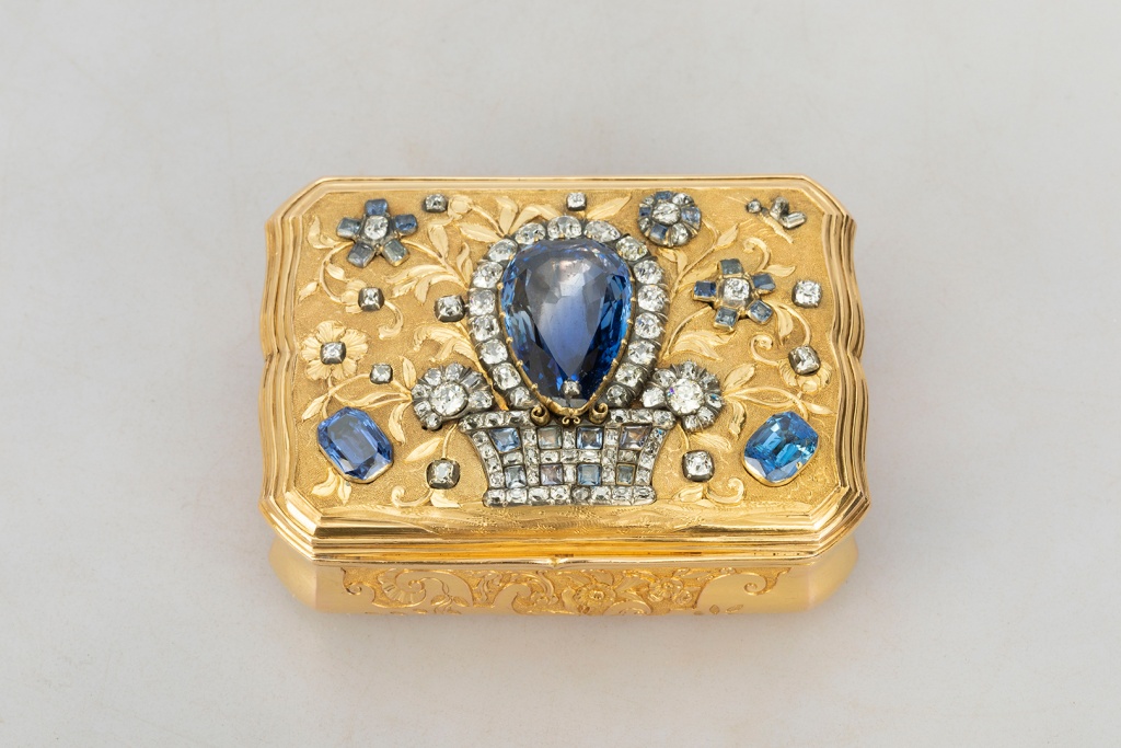 Табакерка с корзиной цветов Санкт-Петербург, 1750 год. Мастер Иеремия Позье