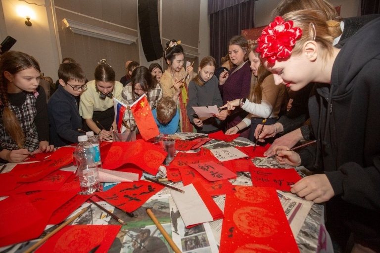 Общегородской фестиваль «Китайский Новый год – Весёлый праздник весны». Мастер-класс. Источник: vk.com/kvs_gov_spb. Правообладатель: vk.com/kvs_gov_spb. Общегородской фестиваль «Китайский Новый год – Весёлый праздник весны». Мастер-класс. Источник: vk.com/kvs_gov_spb. Правообладатель: vk.com/kvs_gov_spb.