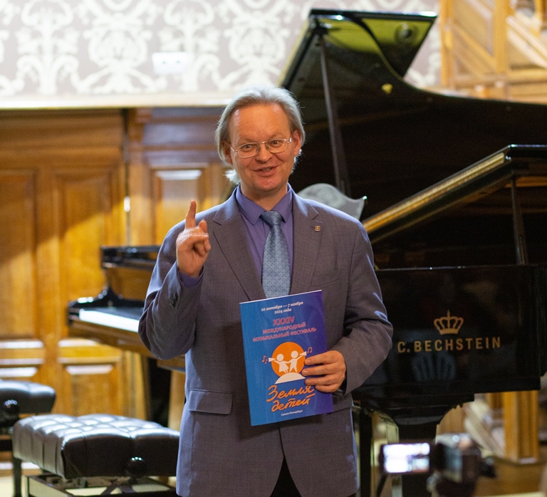 Художественный руководитель фестиваля «Земля детей», композитор Евгений Петров. Фото предоставлено пресс-службой фестиваля «Земля детей». Автор: Наталья Щёголева. Правообладатель: Оргкомитет фестиваля.