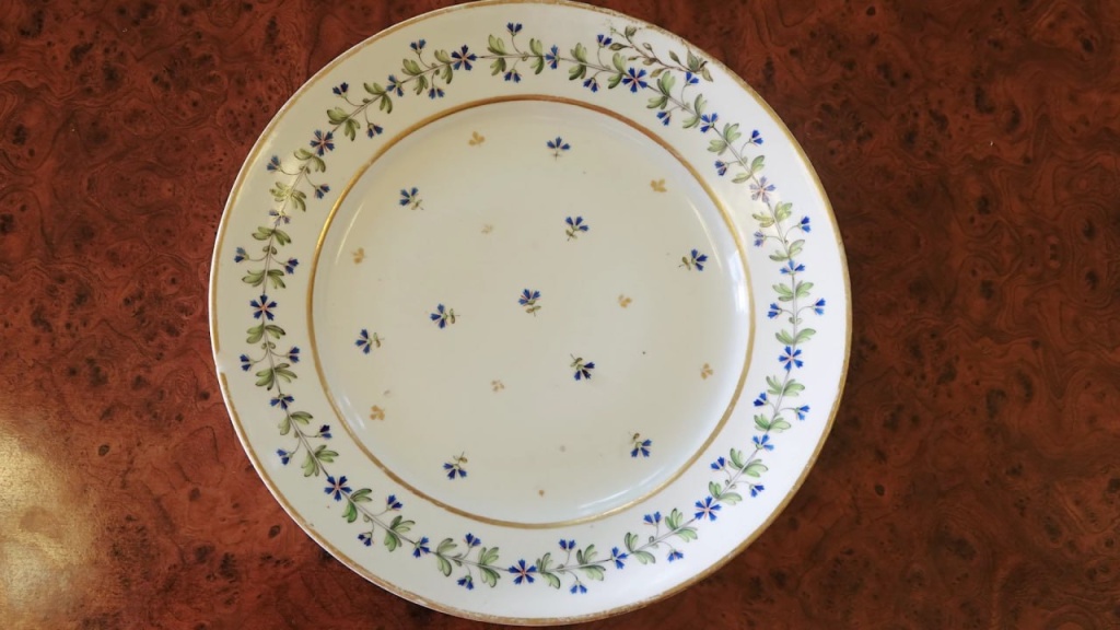 Музей-заповедник «Павловск» получил в подарок тарелку с редким клеймом Павла I.