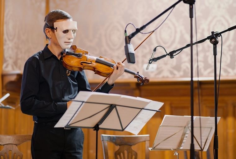 Солист Петербургского ансамбля новой музыки Михаил Крутик. Фото предоставлено организаторами. Автор: Вера Безрукова. Правообладатель: Оргкомитет фестиваля «Петербургские дожди». 