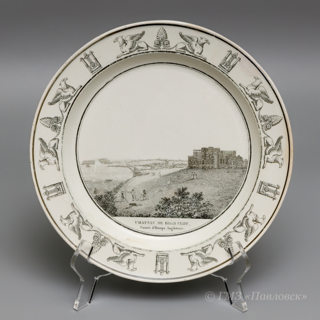 Тарелку, изготовленная в 1808–1820 годах на французской фабрике Крейль и Монтеро после реставрации.