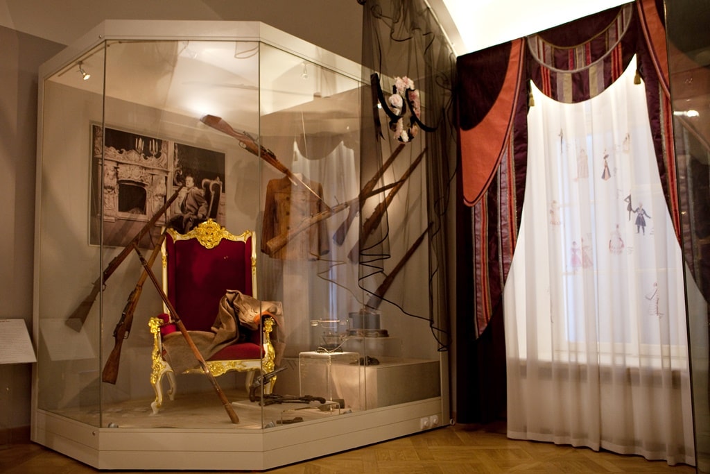 Фото: alexandrinsky.ru / Кресло Хлудова из спектакля «Бег» М. А. Булгакова, режиссёр — Л. С. Вивьен, 1958 г. Фото: alexandrinsky.ru / Кресло Хлудова из спектакля «Бег» М. А. Булгакова, режиссёр — Л. С. Вивьен, 1958 г.