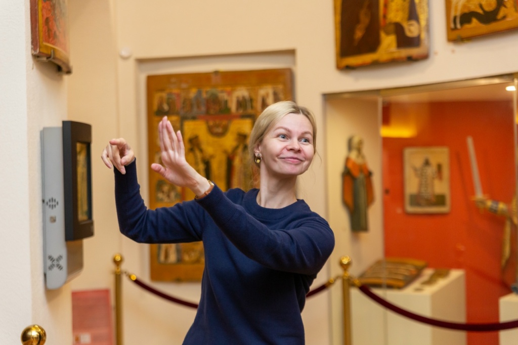 Юлия Быстрова ведёт программу на русском жестовом языке. Правообладатель: ГМИР.