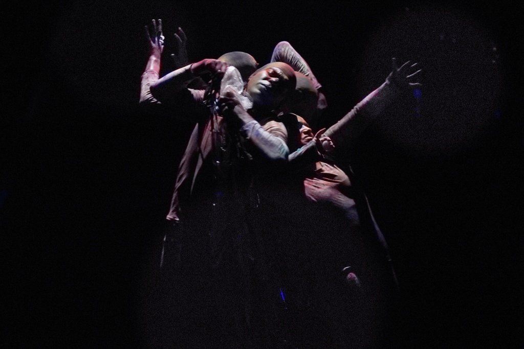 Сцена из спектакля «Полная тишина». Правообладатель: театр «Гильгамеш».