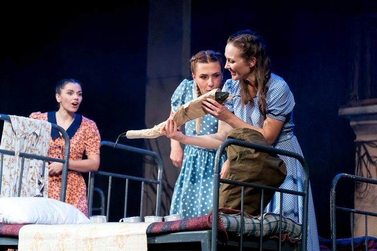 Сцена из спектакля «Не покидай меня». Источник: bresttheatre.info. Правообладатель: Брестский академический театр драмы имени Ленинского Комсомола (Республика Беларусь). 