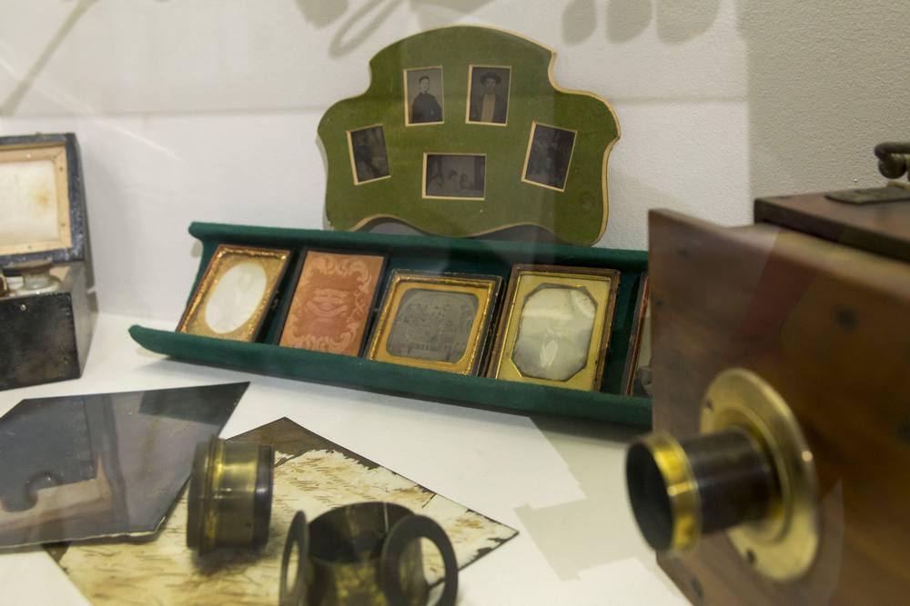 Витрина «Фотографические технологии XIX века». Фото: Юлия Якобсон. Предоставлено музеем истории фотографии.