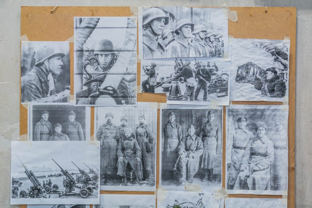 На фото: копии с фотографий военной хроники (мастерская Марии Третьяковой). Фото: Ирина Иванова sculp Maria 2023 irina ivanova-9274.jpg