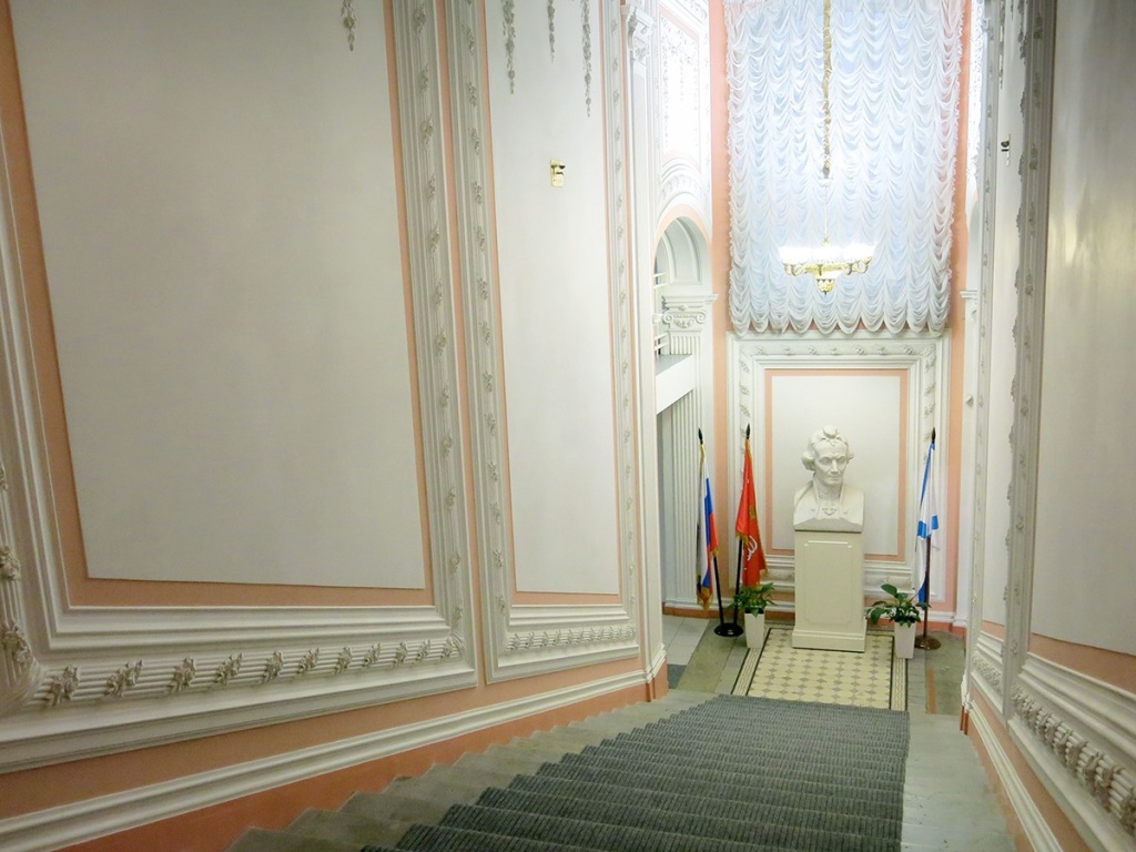 Лестница, ведущая в зал живописи и графики. Мраморный бюст работы Олега Комова, автора памятников Ярославу Мудрому (Ярославль), Константину Эдуардовичу Циолковскому (Рязань), Игорю Васильевичу Курчатову (Обнинск) и др. Скульптура с габаритами 100х70х60 см. весит 800 кг.