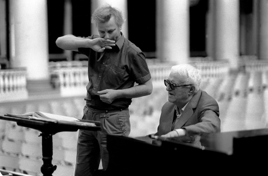 Георгий Свиридов и Вячеслав Чернушенко в Большом зале Филармонии. Фото: Ю.Белинский. 