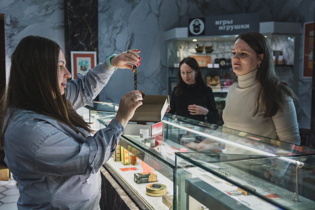 Екатерина Бандурка, Елена Техова и Галина Каспарова. Фото: Ирина Иванова Экспозиция в Разночинном Петербурге. Фото - Ирина Иванова-2187.jpg