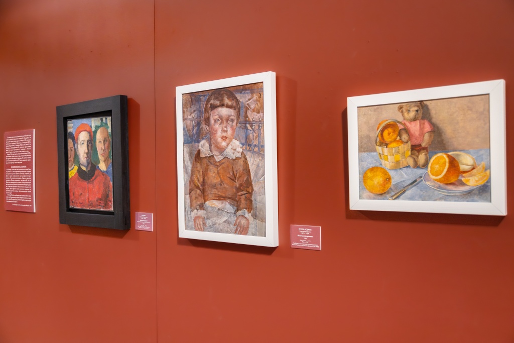  Здесь представлены картины Петрова-Водкина, Серебряковой, Ларионова.