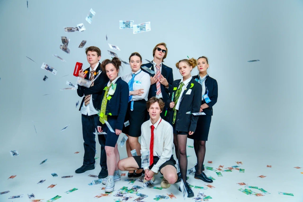 Спектакль погружает зрителей в живую историю.