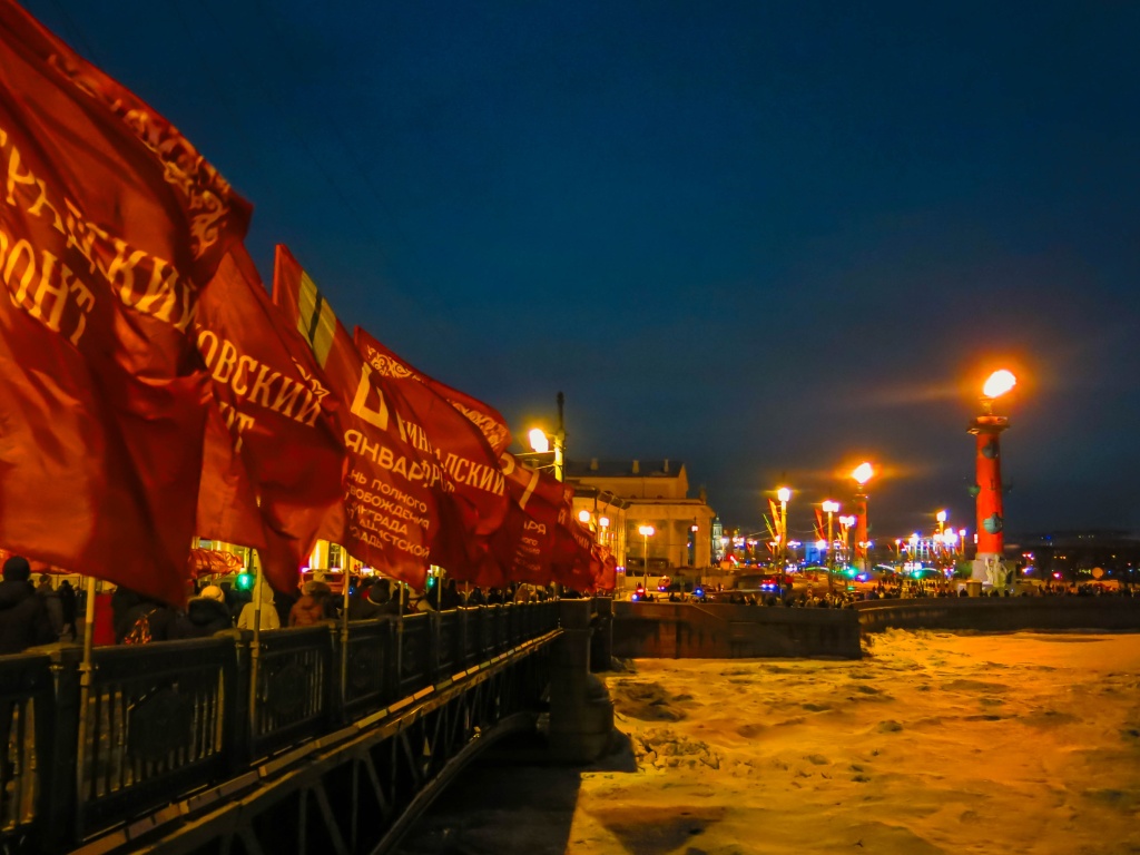 Ко Дню полного освобождения Ленинграда от фашистской блокады на ростральных колоннах зажглись факелы. Фото: Ирина Иванова.