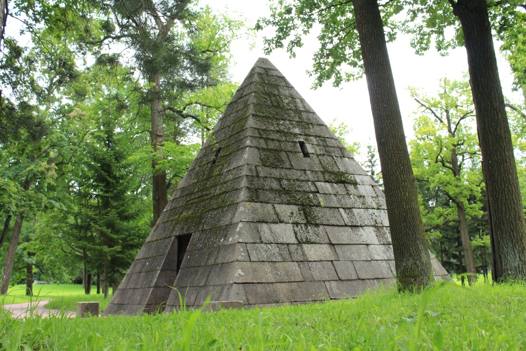 Пирамида до реставрации. Фото 2016 года.