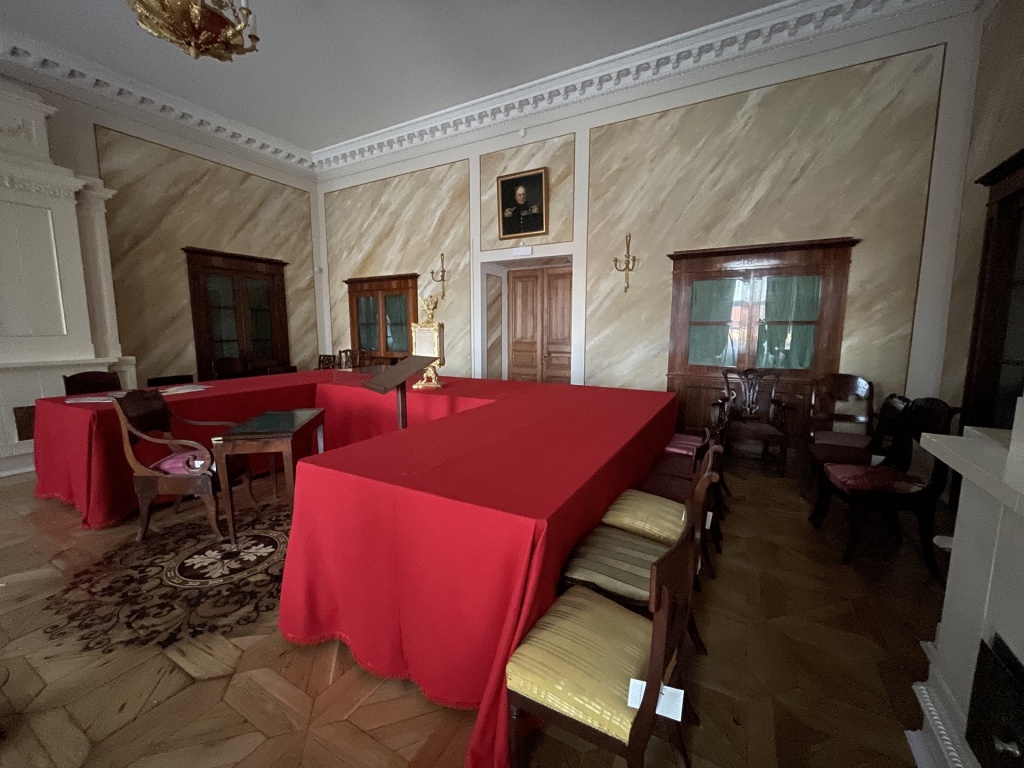 В центре стола установлен символ государственной власти — зерцало. 