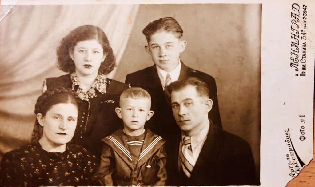 Сидят: Мария Степановна Суворова (мама); Анатолий Алексеевич Суворов (папа); Владимир Суворов (сын). Стоят: тетя и дядя Владимира Суворова. Из личного архива Владимира Суворова. Сидят: Мария Степановна Суворова (мама); Анатолий Алексеевич Суворов (папа); Владимир Суворов (сын). Стоят: тетя и дядя Владимира Суворова. Из личного архива Владимира Суворова.
