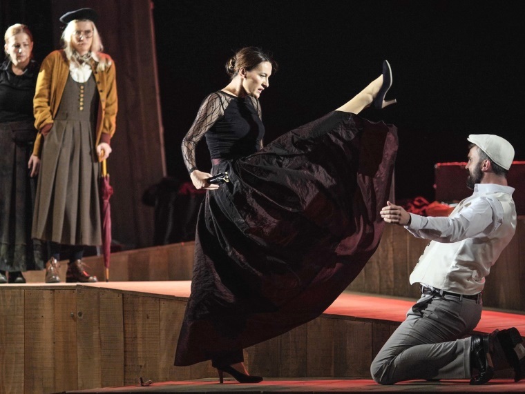 Сцена из спектакля «Барышня». Источник: vk.com/alexandrinskytheater. Правообладатель: vk.com/alexandrinskytheater. 