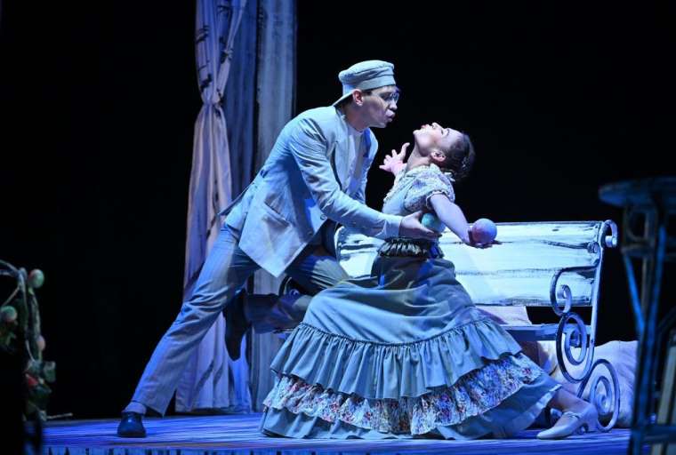 Фестиваль «Встречи в России». Сцена из спектакля «Наливные яблоки». Источник: baltic-house.ru. Правообладатель: baltic-house.ru.