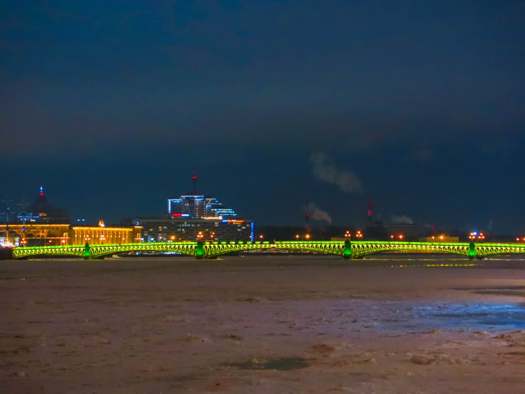 Троицкий мост окрашен в зеленый цвет ко Дню снятия блокады Ленинграда. Фото: Ирина Иванова.