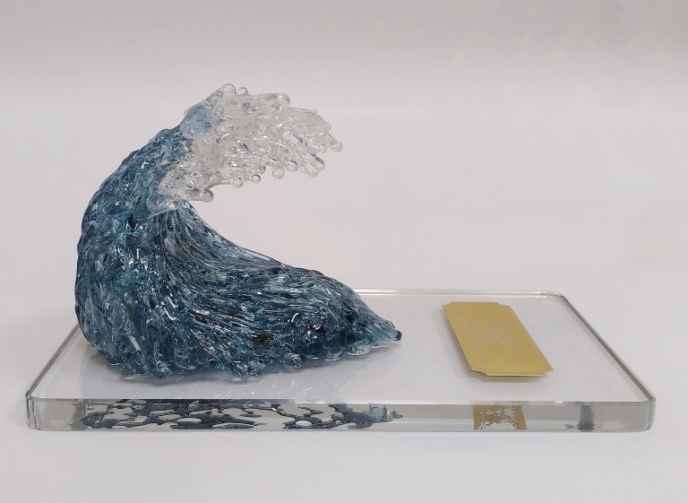 Награда фестиваля «Море зовет!», созданная петербургскими стеклодувами. Фото предоставлено пресс-службой фестиваля «Море зовёт». Правообладатель: Оргкомитет фестиваля. 