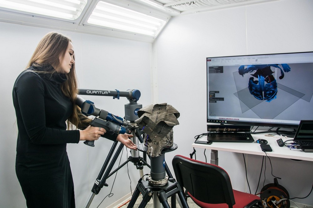 Сотрудник за сканированием. Фото: Ирина Иванова.