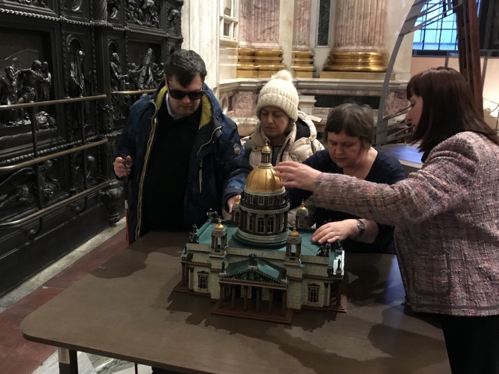 Участники экскурсии изучают тактильный экспонат. Фото: проект «Многомерность культуры». Участники экскурсии изучают тактильный экспонат. Фото: проект «Многомерность культуры».