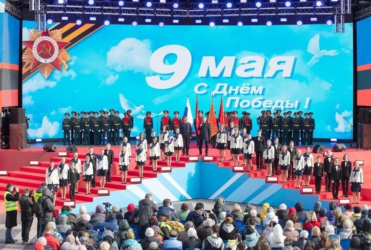 Праздничный концерт на Дворцовой площади в День Победы. Источник: t.me/s/kult_spb. Правообладатель: Комитет по культуре Санкт-Петербурга.