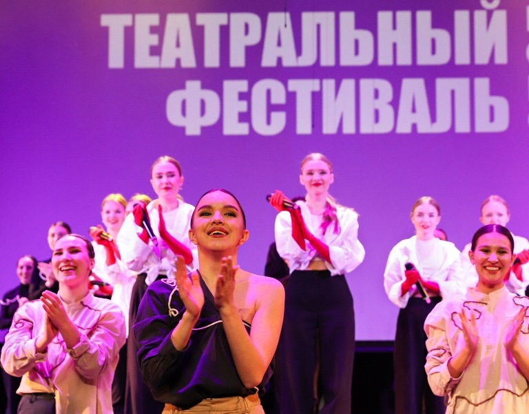 Театральный фестиваль учреждений по делам молодежи и любительских театров. Фото предоставлено пресс-службой Дома молодежи Санкт-Петербурга. Правообладатель: оргкомитет фестиваля. 