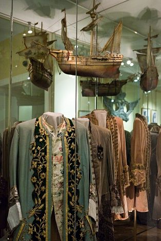 Фото: alexandrinsky.ru / Костюмы из спектаклей начала ХХ века