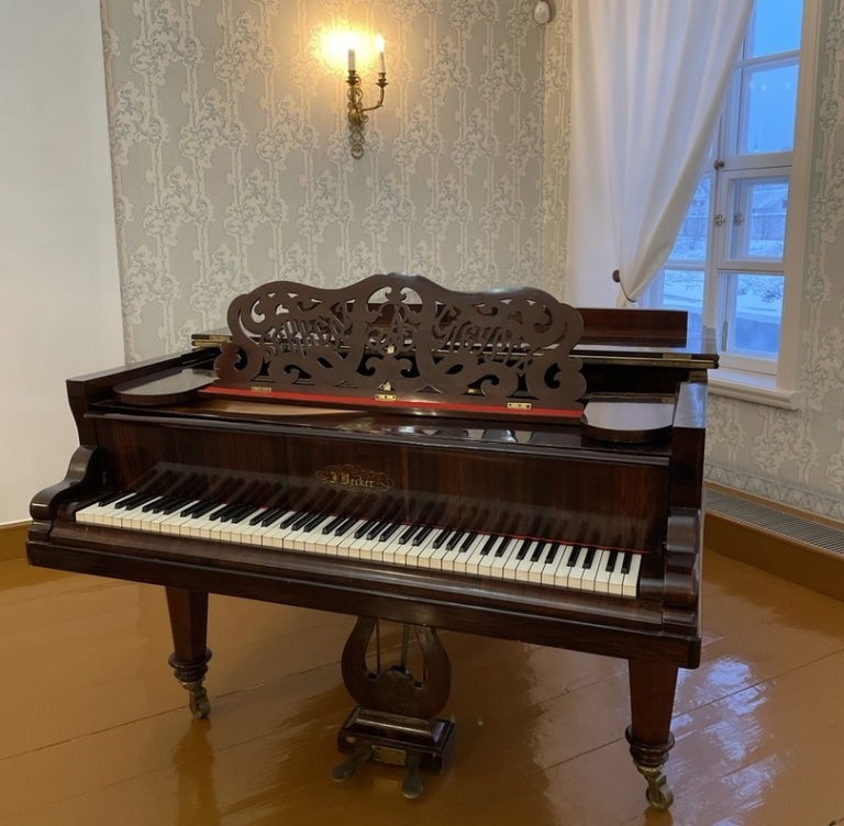 Дом-музей Н.А. Римского-Корсакова в Тихвине. Рояль композитора. Источник: vk.com/public222739719. Правообладатель: Санкт-Петербургское Объединение фортепианных дуэтов. 