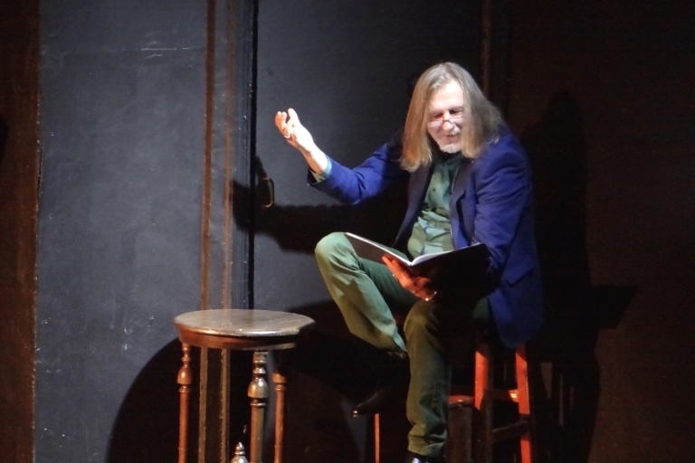 Юрий Томашевский в спектакле «Опасные гастроли Высоцкого и Шемякина в весёлом городе Париже» (Театральный музей, 2017). Источник: theatremuseum.ru. Правообладатель: theatremuseum.ru. 