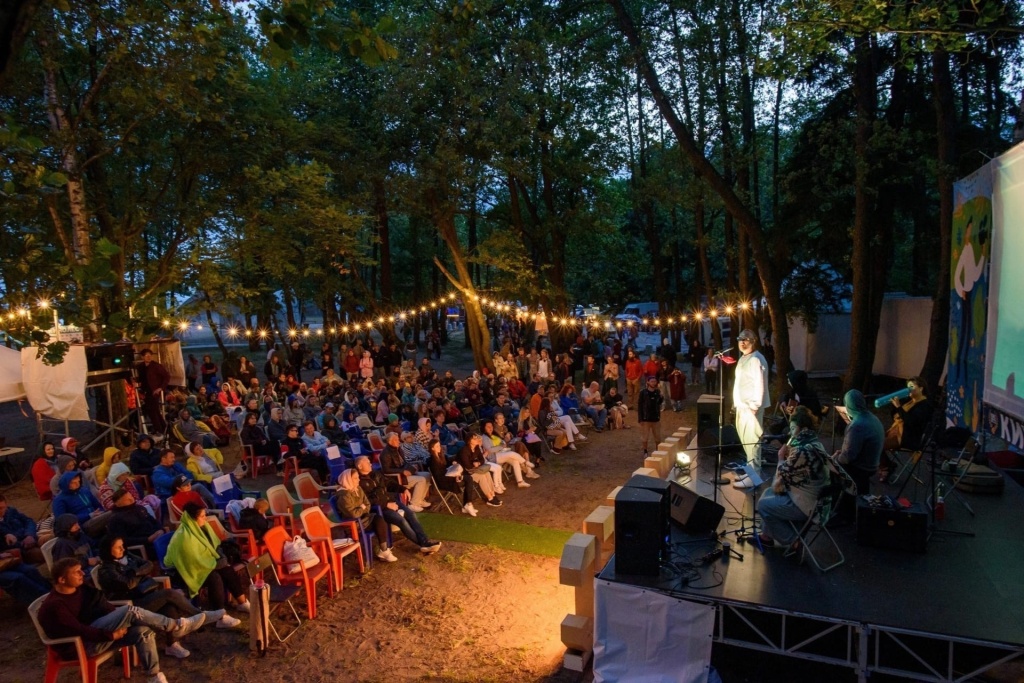 15 августа на пляже «Морские дубки» в Лисьем Носу откроется Х Международный фестиваль короткометражного кино «Кинолес». 15 августа на пляже «Морские дубки» в Лисьем Носу откроется Х Международный фестиваль короткометражного кино «Кинолес».