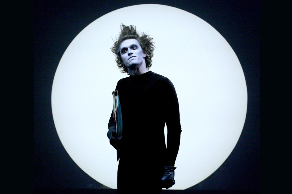 Это уже пятая по счету «Тень», идущая на акимовской сцене. 