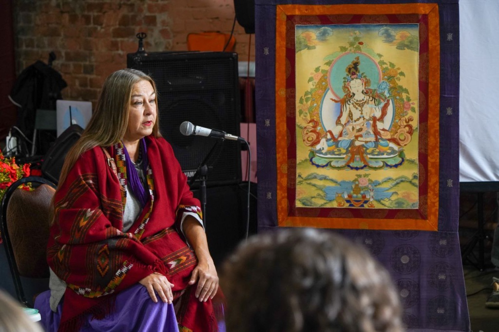 Лариса Рожнова во время мастер-класса рядом со своей работой «Белая Тара». Из личного архива автора..jpg