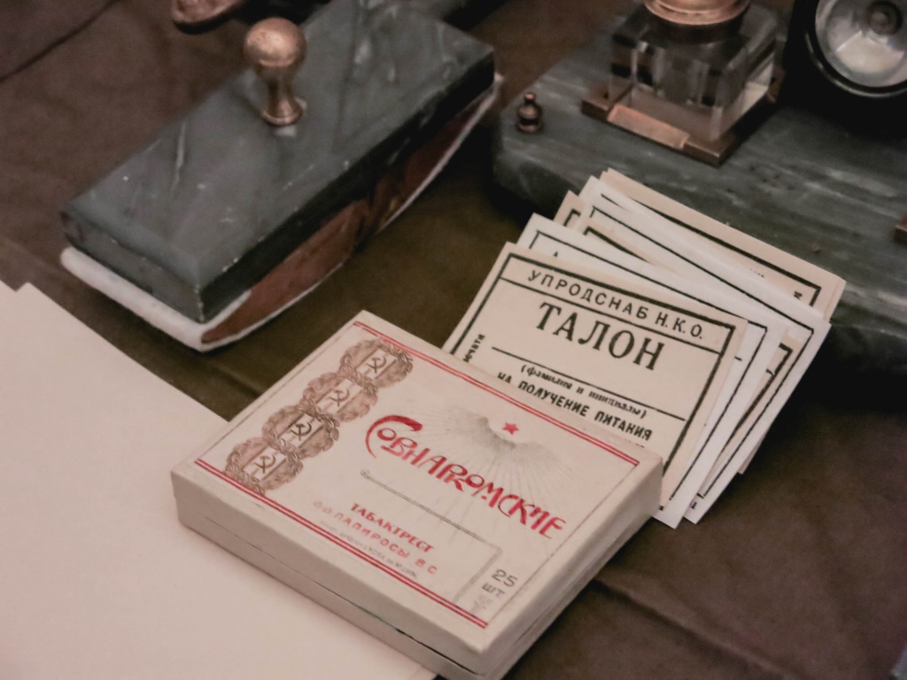 Кар­точ­ка в бло­кад­ном Ле­нин­гра­де — глав­ный до­ку­мент, ко­то­рый да­вал пра­во ку­пить про­дук­ты по го­су­дарс­твен­ным це­нам. На листе бу­ма­ги с от­пе­ча­тан­ны­ми та­ло­на­ми бы­ло ука­за­но, сколь­ко грам­мов и ка­ких про­дук­тов мож­но по ним по­лу­чить.. Фото: Ирина Иванова.