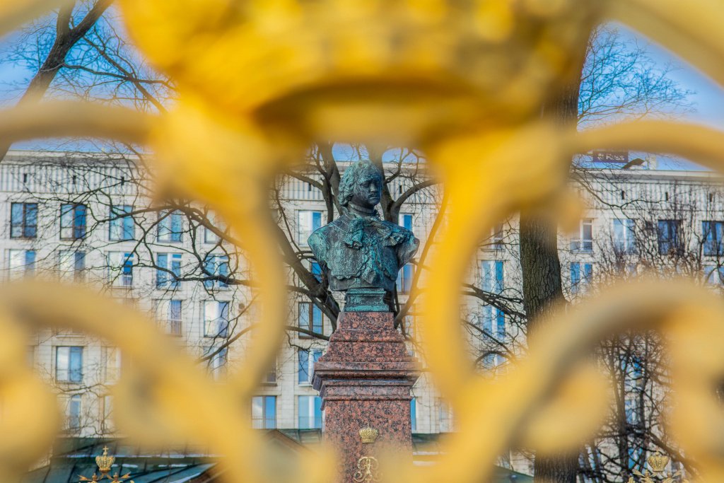 Бюст Петра I перед его домиком. Фото: Ирина Иванова. Бюст Петра I перед его домиком. Фото: Ирина Иванова.