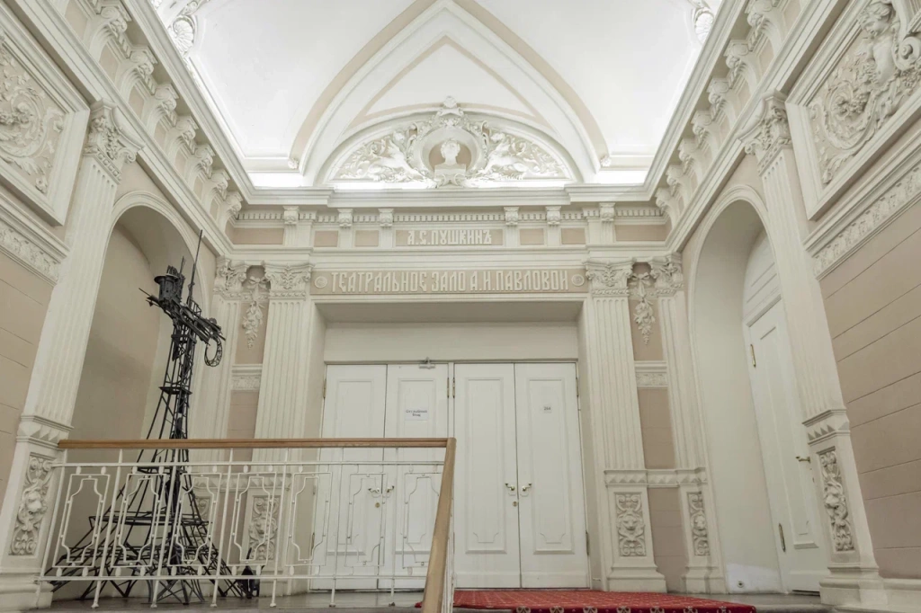 Театр находится в здании, где раньше находились «Залы Анны Павловой», и Ленинградский рок-клуб. Фото: Ирина Иванова. 