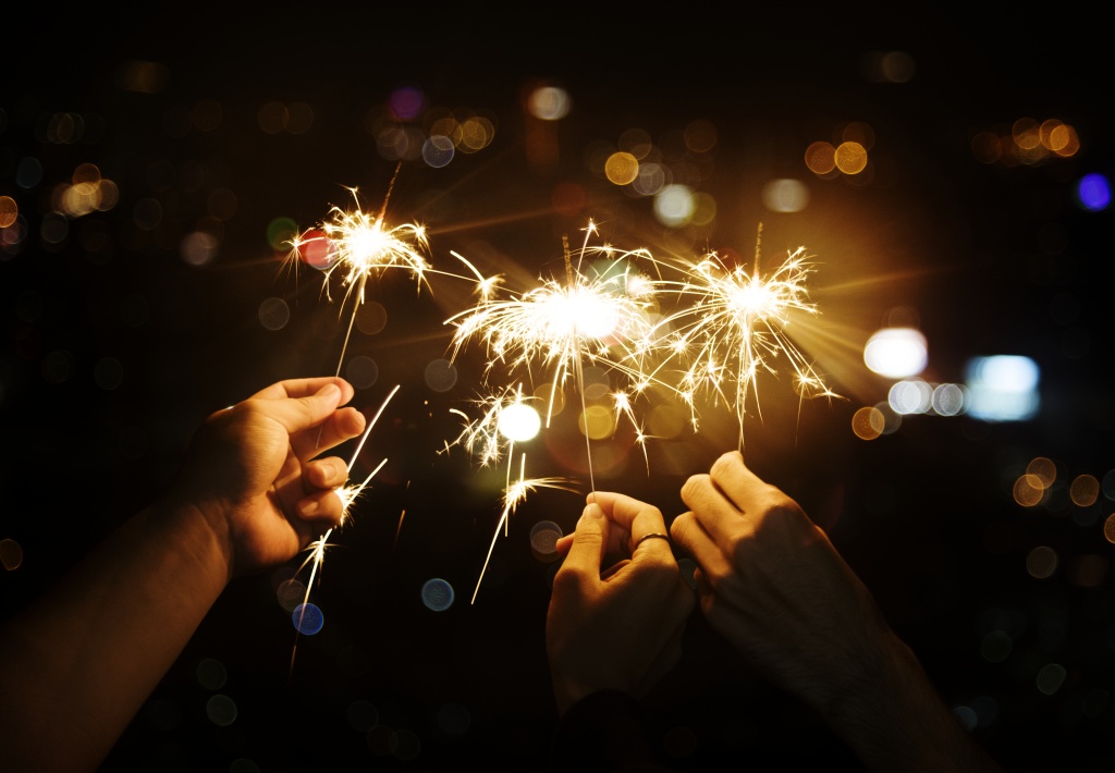 Фото: rawpixel.com. Источник: ru.freepik.com celebrating-with-sparklers-in-the-night.jpg