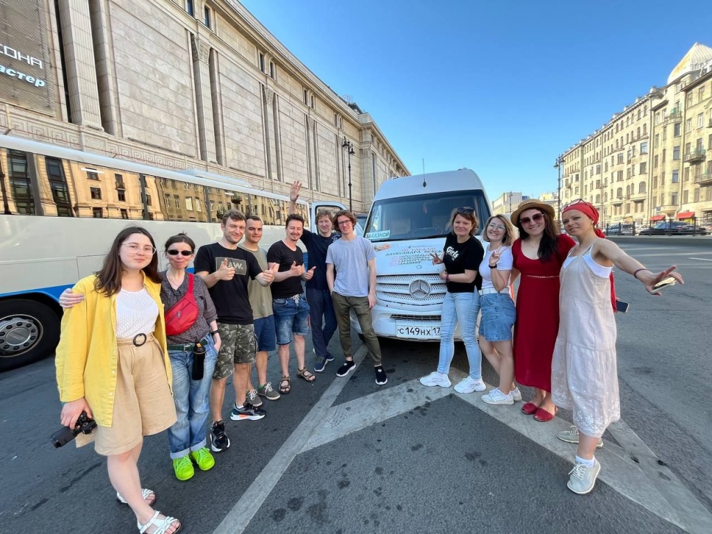 Съемочная группа перед путешествием. Правообладатель: пресс-служба ООО «Языки без границ».