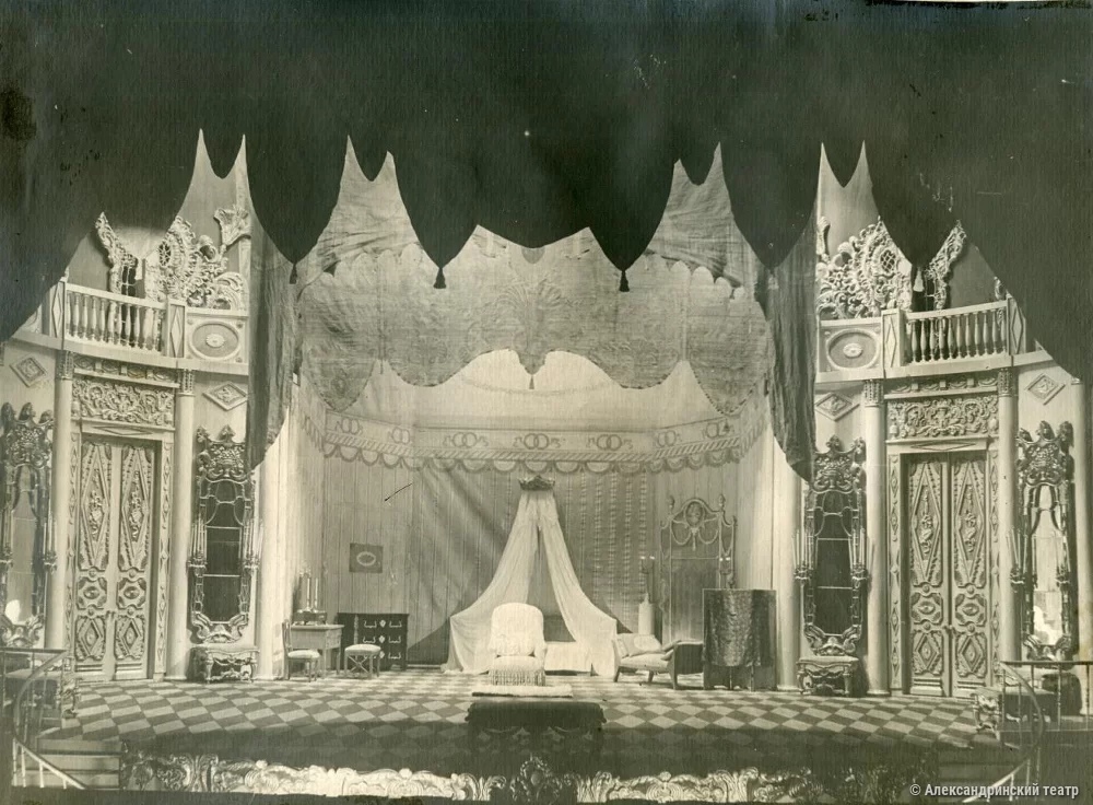 Декорация 9-й картины «Спальня Нины». Фото: Александринский театр, alexandrinsky.ru.