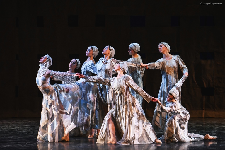 Сцена из спектакля «Ярославна» Пермского театра оперы и балета. Источник: danceopen.com/ru. Автор: Андрей Чунтомов. Правообладатель: оргкомитет фестиваля. Сцена из спектакля «Ярославна» Пермского театра оперы и балета. Источник: danceopen.com/ru. Автор: Андрей Чунтомов. Правообладатель: оргкомитет фестиваля.