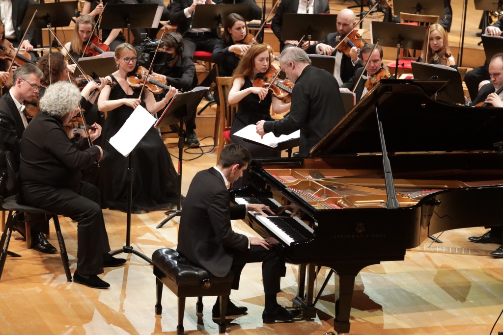 Дмитрий Шишкин, Валерий Гергиев и Симфонический оркестр Мариинского театра. Фото Наташи Разиной 