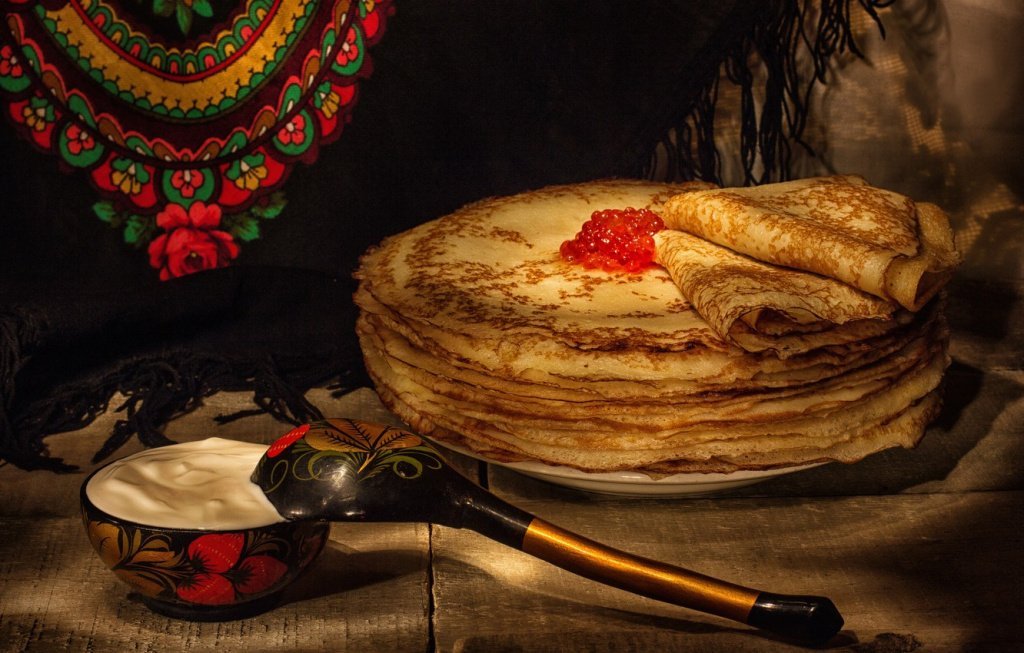 Источник фото: goodfon.ru maslenitsa-bliny-ikra-smetana-lozhka.jpg