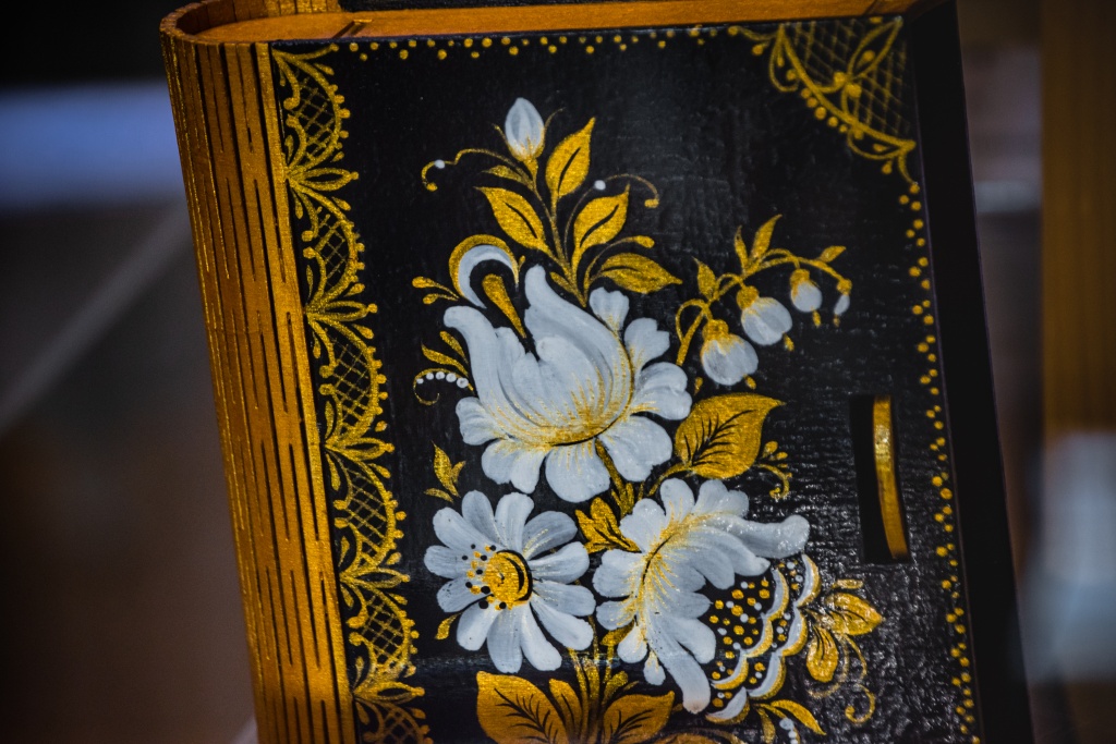 Цветы петербургской росписи. Фото: Ирина Иванова.