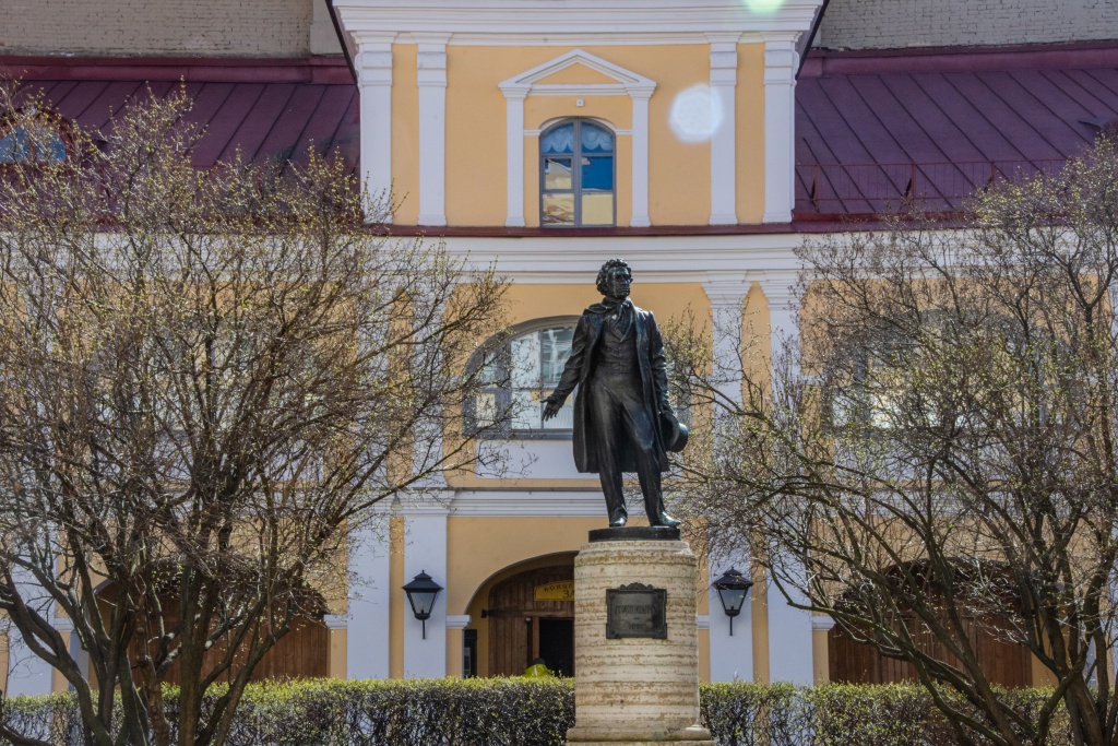 Памятник Александру Пушкину во дворе дома, где находится его квартира на Мойке 12. Фото: Ирина Иванова.