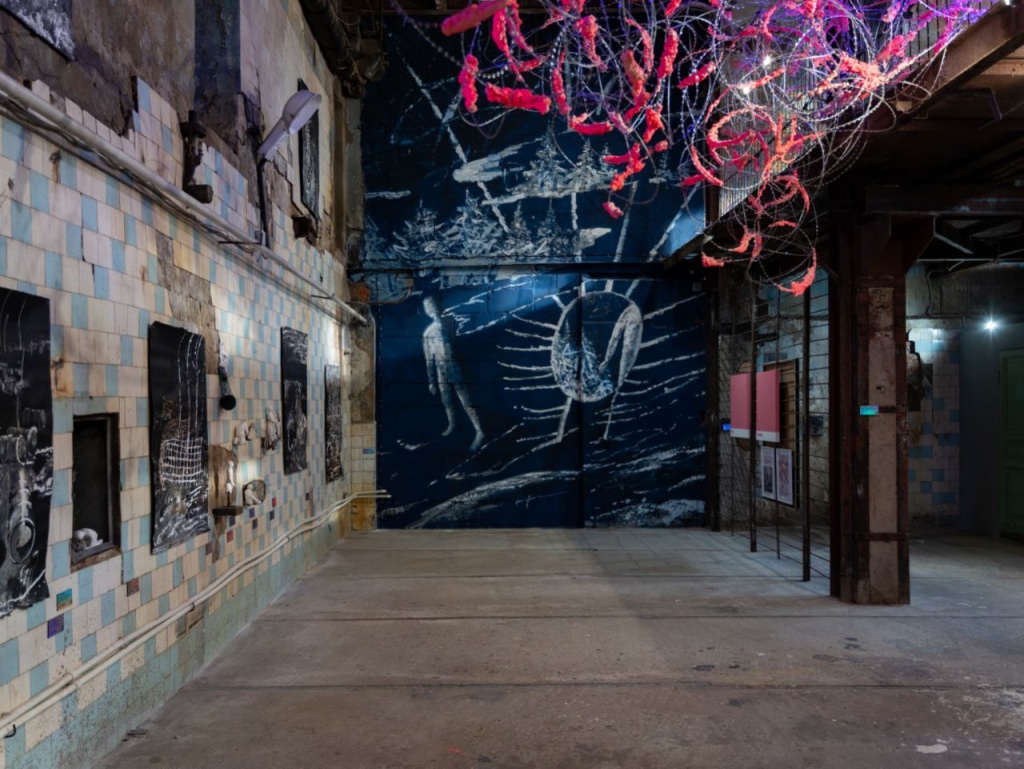 Обновлённая экспозиция в помещении бывшей Фабрики Лимонной Кислоты продолжает исследование многослойного феномена «сибирской готики». Обновлённая экспозиция в помещении бывшей Фабрики Лимонной Кислоты продолжает исследование многослойного феномена «сибирской готики».