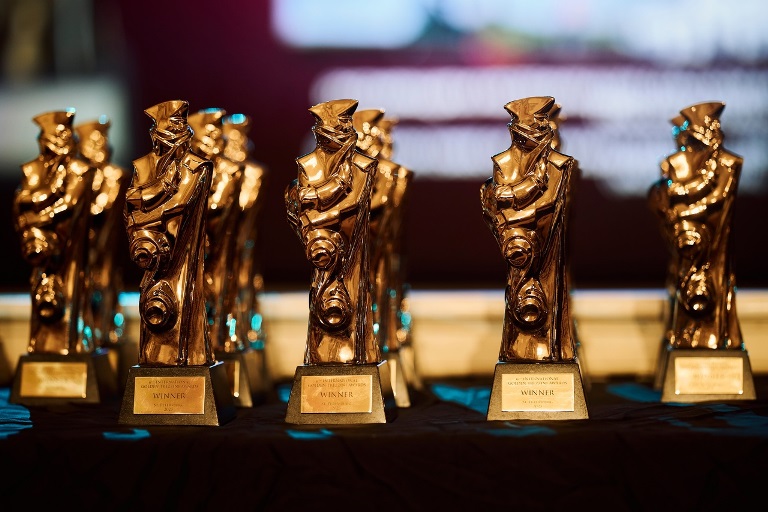 Позолоченные статуэтки «Золотого Трезини». Фото: vk.com/goldtrezzini