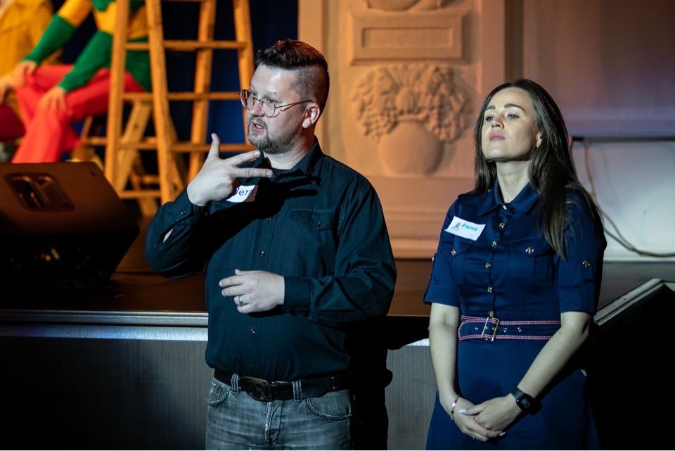  Петр Петров во время работы переводчиком РЖЯ. Правообладатель визуальных материалов в статье: проект ТЕАТРБЕЗГРАНИЦ.