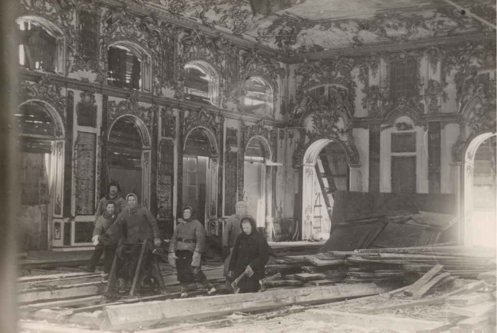 Разбор завалов в Большом зале Екатерининского дворца. Фото из коллекции ГМЗ «Царское Село».